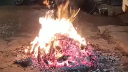 बड़वाह: बड़वाह में मोहर्रम की 9वीं तारीख की रात में सवारियों ने दहकते अंगारों को नंगे पांवों से बुझाया