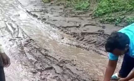 ढीमरखेड़ा: ग्राम नेगई में तेज़ बारिश के चलते कीचड़ व मलबा आने से संपर्क मार्ग हुआ था बाधित, ग्रामीणों ने मिलकर किया साफ़