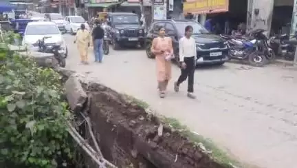 मोरनी: बिटना रोड, पिंजोर पर पुलिया टूटी, बारिश में पुलिया का हिस्सा बहा, वाहनों के गिरने का खतरा