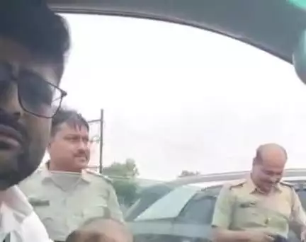 નાંદોદ: ચૈતર વસાવાને મળવા જઈ રહેલ એડવોકેટ ગોપાલ ઈટાલીયાને નર્મદા જિલ્લા પોલીસે પોઈચા ગામ પાસે રોકતા વાતચીત.