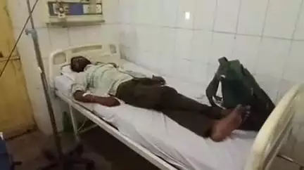 बदायूं: रोडवेज बस स्टैंड पर जहर खुरानी का शिकार अज्ञात युवक को एम्बुलेंस कर्मी ने जिला अस्पताल में भर्ती कराया