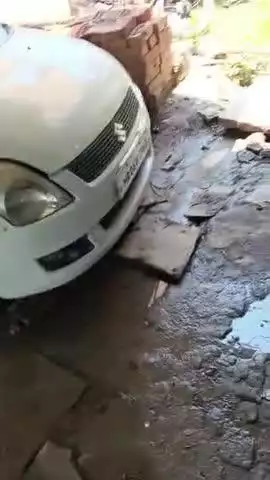 शाहगंज तहसील के ग्राम सभा सुरिस खुटहन रोड लक्ष्मी टावर के सामने नाली का पानी कीसमस्या को लेकर जनता परेशान है ।