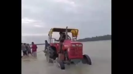 খেজুরি ২: হিজলি এলাকায় সমুদ্রের চরে আজ আটকে পড়ে একটি গাড়ি আর তখনই ঠিক জোয়ার আসে,পুলিশের সহায়তায় ট্রাক্টার দিয়ে উদ্ধার হল