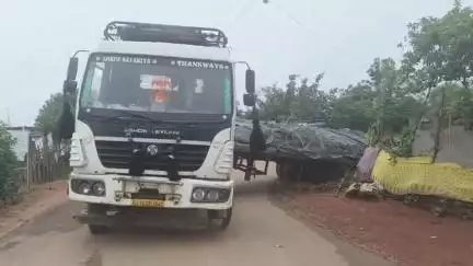 ములుగు: బోటి లింగాల గ్రామంలో మూలమలుపు వద్ద దిగబడిన లారీ, నిలిచిన రవాణా