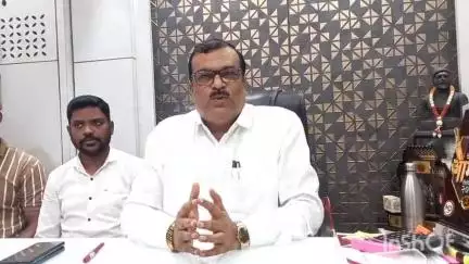 रोहा: रोहा रुग्णालय डायलेसिस सेंटर उदघाटन पत्रिकेतून  आ.व खा.नावे वगळली,शि.ता.प्र.मनोजकुमार शिंदे अधिकाऱ्यांना सुनावले खडेबोल