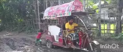গৰৈমাৰী: ছমৰীয়াপাম গোষ্ঠবিহাৰী হাইস্কুলৰ পৰা চৌধুৰীপাম-নিম্বুটাৰী লৈ যোৱা পথৰ দুৰৱস্থা, সমস্যাত সহস্ৰাধিক ৰাইজ #jansamasya