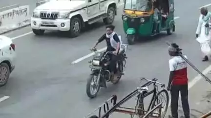 सोरांव: नैनी जेल के पास से मोटरसाइकिल चोरी कर कर्बला चौकी के पास ले जाता दिखा चोर, FIR दर्ज, सीसीटीवी फुटेज आया सामने