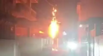 हाथरस: गिर्राज कॉलोनी में बिजली के पोल पर लगी बंच केबल में अज्ञात कारणों से लगी भीषण आग, वीडियो हुआ वायरल