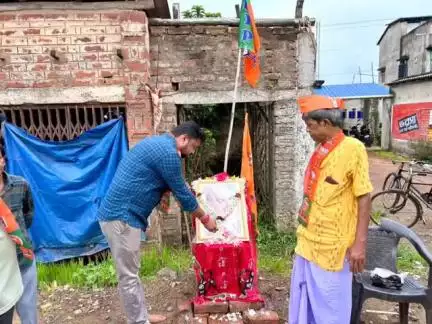 এগরা ১: ডঃ শ্যামাপ্রসাদ মুখোপাধ্যায়ের জন্মজয়ন্তীতে মাল্যদান করে শ্রদ্ধা জানালো বিজেপির যুব নেতা অরূপ দাস