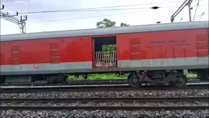কোকৰাঝাৰ ভাগ: ৰেল ষ্টেচনত বহিঃৰাজ্যৰ পৰা অবৈধভাৱে ৰেলেৰে গাহৰি পৰিবহণ কৰাক লৈ গাহৰি পালক সংস্থাৰ প্ৰতিবাদ,গাহৰি অনা দবাৰ সংযোগ বিছিন্ন