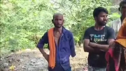 महाराजगंज: बगाही में संदिग्ध परिस्थितियों में घर के आंगन में पेड़ से लटकता मिला युवक का शव, पुलिस ने पोस्टमार्टम के लिए भेजा