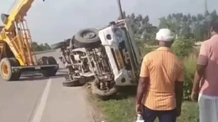 लालगंज: सैयद मलिकपुर गांव के पास मुर्गी का चारा लदा तेज रफ्तार पिकअप वाहन अनियंत्रित होकर पलटा