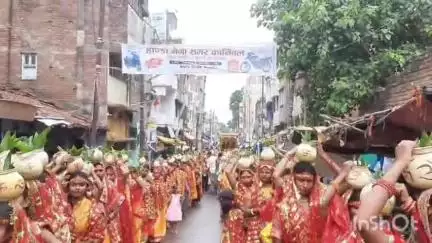 जमालपुर: मां दुर्गे की मूर्ति की प्राण प्रतिष्ठा से पहले शहर में भव्य कलश यात्रा निकाली गई, मुख्य पार्षद पार्वती देवी रहीं मौजूद