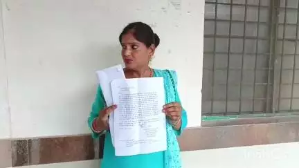 जलालाबाद: ग्राम खंडहर में तैनात सफाई कर्मचारियों ने समाजसेवी महिला नेत्री को जान से मारने की दी धमकी, पीड़िता ने SDM से की शिकायत