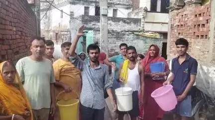 डुमरांव: डुमरांव के मच्छरहट्टा गली में विगत कई वर्षों से जल नल योजना के पानी का पाइप फटे होने से हो रही परेशानी #jansamasya