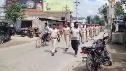 हथुआ: मीरगंज में मुहर्रम को लेकर पुलिस का फ्लैग मार्च, शांति व्यवस्था के लिए प्रशासन सतर्क