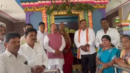 జన్నారం: తొలి ఏకాదశిని పురస్కరించుకొని జన్నారంలోని ఆలయాలలో ప్రత్యేక పూజలు నిర్వహిస్తున్న భక్తులు