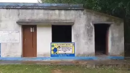 মেদিনীপুর: খাবার খুঁজতে এসে কাননডিহি এলাকায় আইসিডিএস কেন্দ্র ভেঙে দিল হাতি !