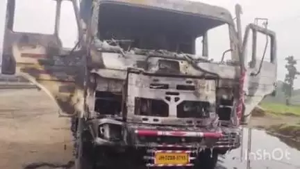 बरियातु: फुलबसिया रेलवे कोयला साइडिंग के पास अपराधियों ने हाइवा में आग लगाई, राहुल दुबे गैंग ने ली जिम्मेदारी, पुलिस जांच में जुटी