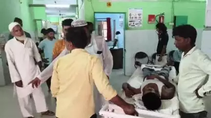लहरपुर: लहरपुर कोतवाली क्षेत्र के नवीनगर में ऑटो रिक्शा और बाइक में टक्कर, 2 लोग गंभीर रूप से घायल, एक को जिला अस्पताल रेफर