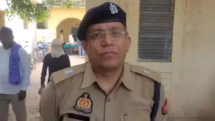 विंध्याचल:शुक्रवार रात्रि लगभग 12:00 बजे मां विन्ध्यावासनी मंदिर में रात्रि आरती के लिए लेकर नोक झोक