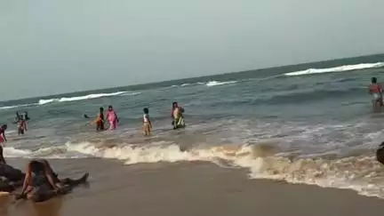 కొండపి: సింగరాయకొండ మండలం పాకాల బీచ్ కు పర్యటకుల తాకిడి, సముద్రం లోపలికి వెళ్లకుండా జాగ్రత్తలు తీసుకుంటున్న అధికారులు