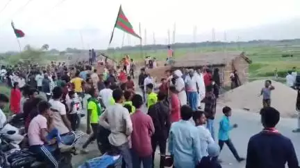 कल द शाम 6 : 10 मिनट मे  सकतपुर थाना के ककोढ़ा गाँव मे महौरम का तजिया मिलन होने के दौरान बिजली के 11000 तार तजिया मे