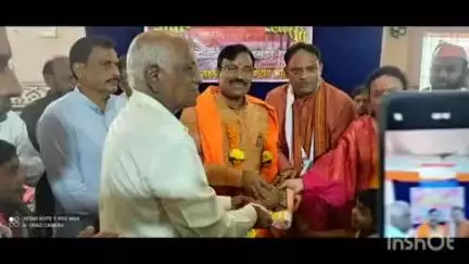भद्रावती: आषाढी महोत्सवानिमित्त विठ्ठल मंदिरात माजी पालकमंत्री तथा आ. सुधीर मुनगंटीवार यांचे हस्ते महाभीषेक.