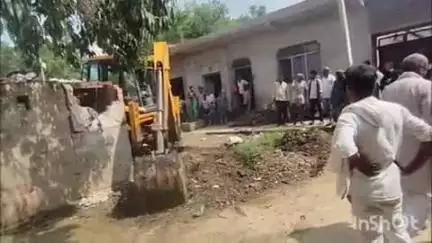 जसराना: गांव नगला कनहीं में प्रशासन ने मुख्यमंत्री के आदेश पर तालाब से हटवाया अवैध कब्जा