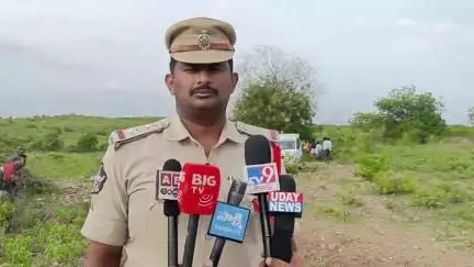 గిద్దలూరు: కొమరోలు మండలం అక్కపల్లె సమీపంలో జంట ఆత్మహత్య ఘటనపై మీడియాకు పూర్తి వివరాలు వెల్లడించిన ఎస్ఐ నాగరాజు