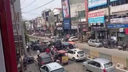 सोनीपत: सोनीपत के एटलस रोड पर तेज रफ्तार काली स्कार्पियो ने सफेद स्कार्पियो को टक्कर मारी, लगा जाम