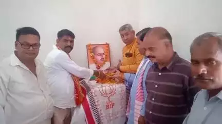 नवाबगंज: जैदपुर नगर पंचायत हाल में श्यामा प्रसाद मुखर्जी के व्यक्तित्व पर गोष्ठी का आयोजन, पूर्व सांसद रहे उपस्थित