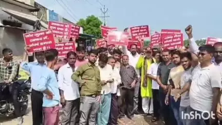 आगरा: नैनाना मोड़ पर स्थानीय लोगों ने विकास कार्यों की मांग को लेकर कैबिनेट मंत्री के खिलाफ किया प्रदर्शन