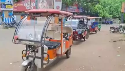 মেদিনীপুর: মহররমের আখড়া নামার আগে মেদিনীপুরে বন্ধ করে দেওয়া হলো টোটো পরিষেবা!