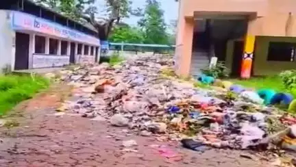 काम से निकाले गए नगर पालिका मलाजखंड के सफाईकर्मियों ने ठोस अपशिष्ट केंद्र लोरा में किया विरोध प्रदर्शन