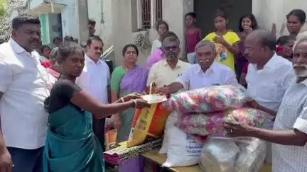 திருவாரூர்: திலகர் 2வது தெருவில் தீ விபத்தினால்  பாதிக்கப்பட்ட குடும்பத்தினருக்கு  நிவாரண உதவிகள் வழங்கிய MLA பூண்டி கலைவாணன்