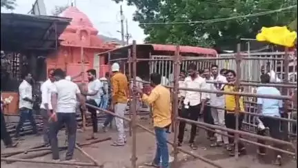 खुलताबाद: श्रावण महिन्याच्या पार्श्वभूमीवर श्री घृष्णेश्वर मंदिरात स्वच्छता, सुरक्षा व दर्शन व्यवस्था उभारणीस सुरुवात