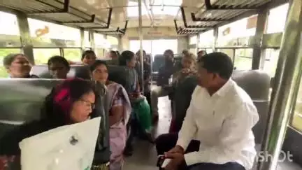 అశ్వారావుపేట: ఆత్మీయ పలకరింపు కార్యక్రమంలో భాగంగా బస్సులో ప్రయాణిస్తూ ప్రజల సమస్యలను అడిగి తెలుసుకున్న అశ్వారావుపేట MLA జారే ఆదినారాయణ