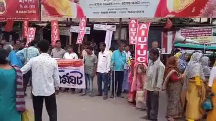 ইংরেজবাজার: ৯ জুলাই সাধারণ ধর্মঘটের সমর্থনে রথবাড়িতে পথসভা এবং মিছিল AIUTUC র