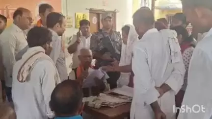 जलालपुर: सांसद ने अपने आवास जलालपुर में लगाया जनता दरबार