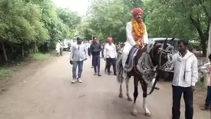 जीरापुर: जीरापुर के लखोनी में विकास खंड शिक्षा अधिकारी का सेवानिवृत्ति के उपरांत किया गया भव्य स्वागत