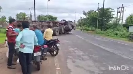 ରେଢାଖୋଲ: ପଣ୍ଡକିମାଲ ଛକରେ ବିଦ୍ୟୁତ ଖମ୍ବକୁ ଧକ୍କା ଦେଲା ଆଲୁମିନିୟମ ବୋଝେଇ ଟ୍ରକ, ଅଳ୍ପକେ ବର୍ତ୍ତିଲେ ଚାଳକ