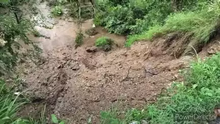गलोड़: पट्टा से ऊखली मार्ग पर सनेड़ के पास हुआ भूस्खलन, मार्ग भी भूस्खलन की चपेट में आया