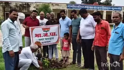कपासन: भूपालखेडा़ में डॉ. श्यामा प्रसाद मुखर्जी की जयंती पर कपासन भाजपा नगर मंडल के कार्यकर्ताओं ने किया पौधारोपण