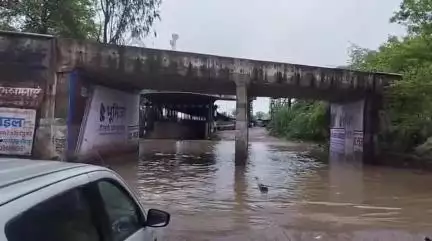 ललितपुर: सिलगन के पास अंडर ब्रिज में भरे पानी से लोगों को हो रही है मुसीबत, कई लोग गिरकर हुए घायल