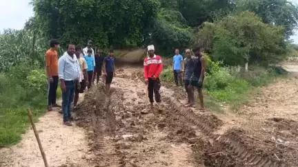 माधौगढ़: सुंदरपुरा गांव जाने वाला रास्ता बारिश के मौसम में हो जाता है दलदल, लोग हुए परेशान #jansamasya
