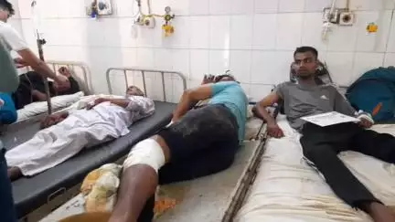 डीग: दिदावली गांव में सड़क पर बने गड्ढे में गिरकर बाइक सवार 2 भाई हुए घायल, डीग अस्पताल में कराया गया भर्ती