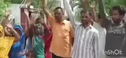 बहराइच: तकिया बल्दीपुरवा में ग्रामीणों ने हाइटेंशन लाइन के कार्य का किया विरोध, हाईटेंशन लाइन से होगी बड़ी समस्या #jansamasya