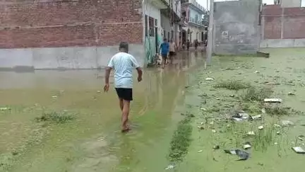 बबेरू: कस्बे के बांदा रोड नेता नगर में जल निकासी की सही व्यवस्था न होने पर सड़कों पर भरा पानी, मोहल्लेवासी परेशान #Jansamasya