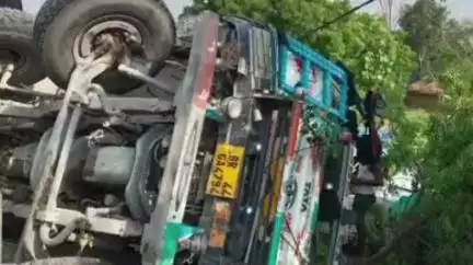 चंदौली: कोदई गांव में घर के बाहर काम कर रही महिला की अनियंत्रित पलटा के नीचे आकर हुई दर्दनाक मौत